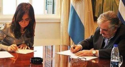 Cristina y Mujica acuerdan hacer el puente Caseros- Uruguay
