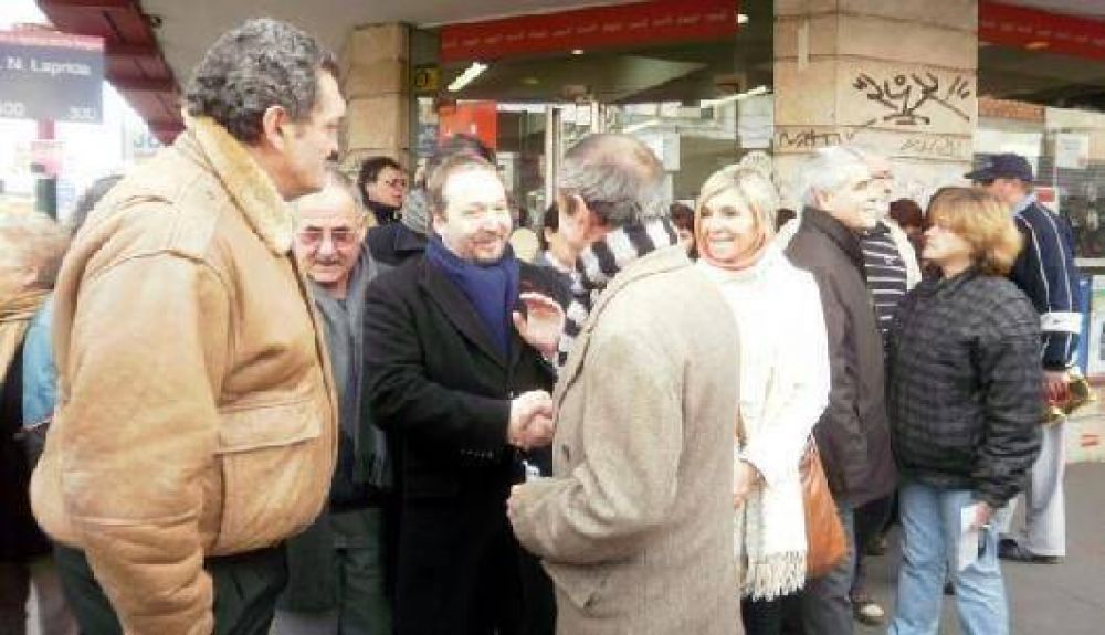 Mart�n Sabbatella de caminata por Lomas recorri� la ciudad y habl� con vecinos