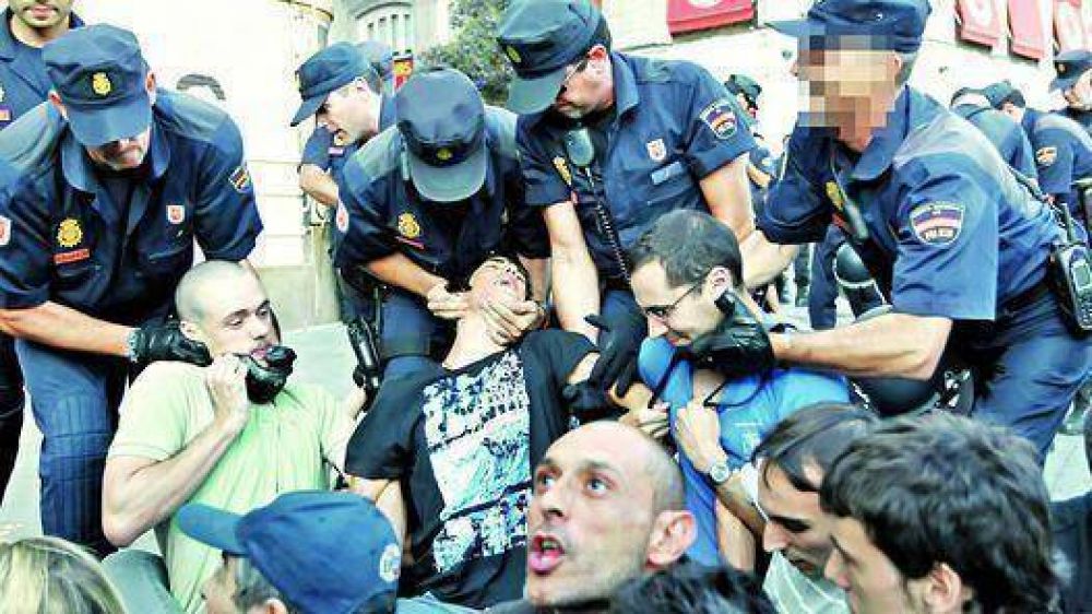 �Indignados�: desalojo y masiva protesta en el centro de Madrid