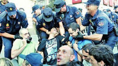 �Indignados�: desalojo y masiva protesta en el centro de Madrid
