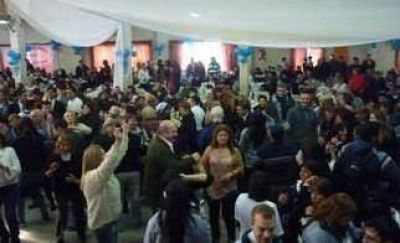 Daniel Ivoskus junt� a 700 vecinos en un almuerzo
