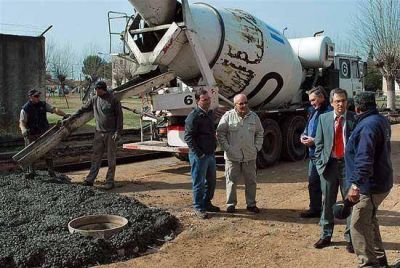 Eseverri visit� las obras de pavimentaci�n en el barrio Jard�n