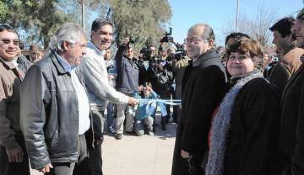 INAUGURAN 15 NUEVAS CUADRAS DE PAVIMENTO URBANO EN S�ENZ PE�A