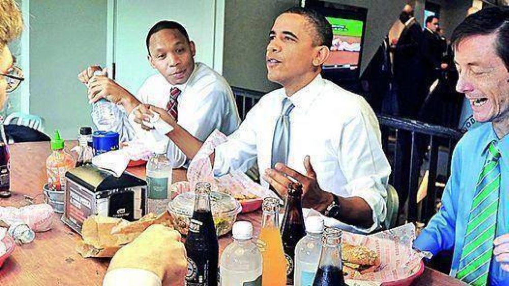 Obama busca mejorar su imagen y emprende una gira en micro