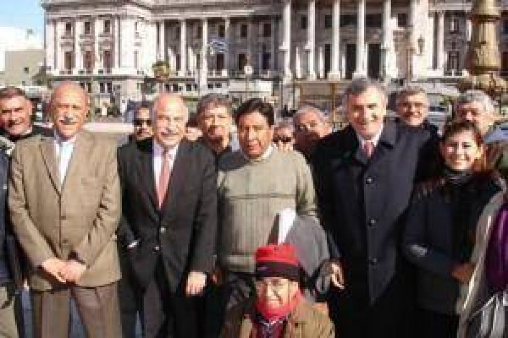 Destacan aprobaci�n de beneficio para ex trabajadores de AHZ