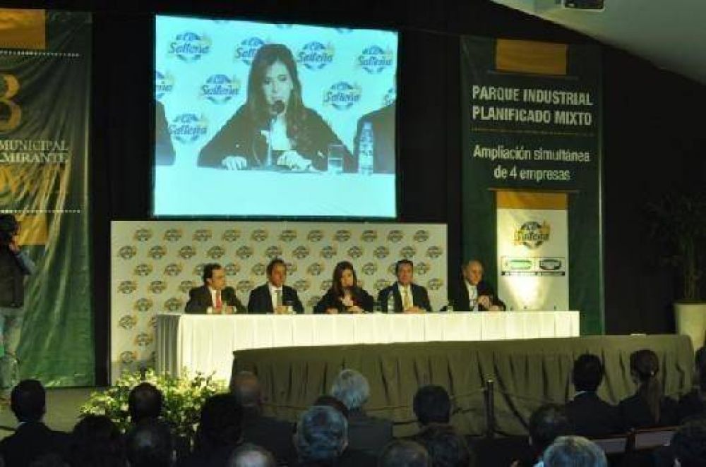 La presidenta inaugur� la planta de La Salte�a en el Parque Industrial de Almirante Brown