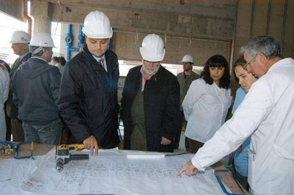 SAN MART�N - IVOSKUS RECORRI� LAS OBRAS DEL HOSPITAL THOMPSON Y CONFIRM� QUE LA NUEVA ETAPA PODR�A INAUGURARSE EN SEPTIEMBRE 
