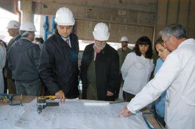 SAN MART�N - IVOSKUS RECORRI� LAS OBRAS DEL HOSPITAL THOMPSON Y CONFIRM� QUE LA NUEVA ETAPA PODR�A INAUGURARSE EN SEPTIEMBRE 