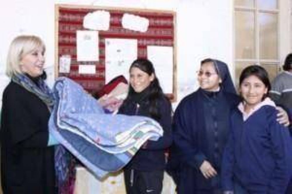 Entregaron frazadas y ropa de abrigo en Hogar de la Mujer