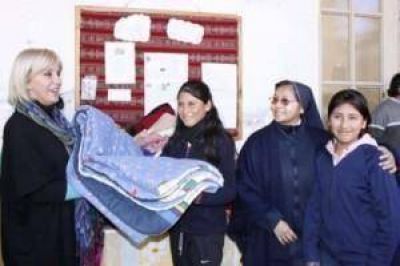 Entregaron frazadas y ropa de abrigo en Hogar de la Mujer