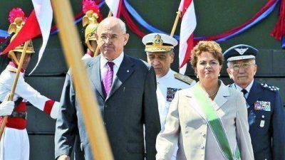 Dilma ech� al ministro de Defensa, el tercero en 6 meses de gobierno