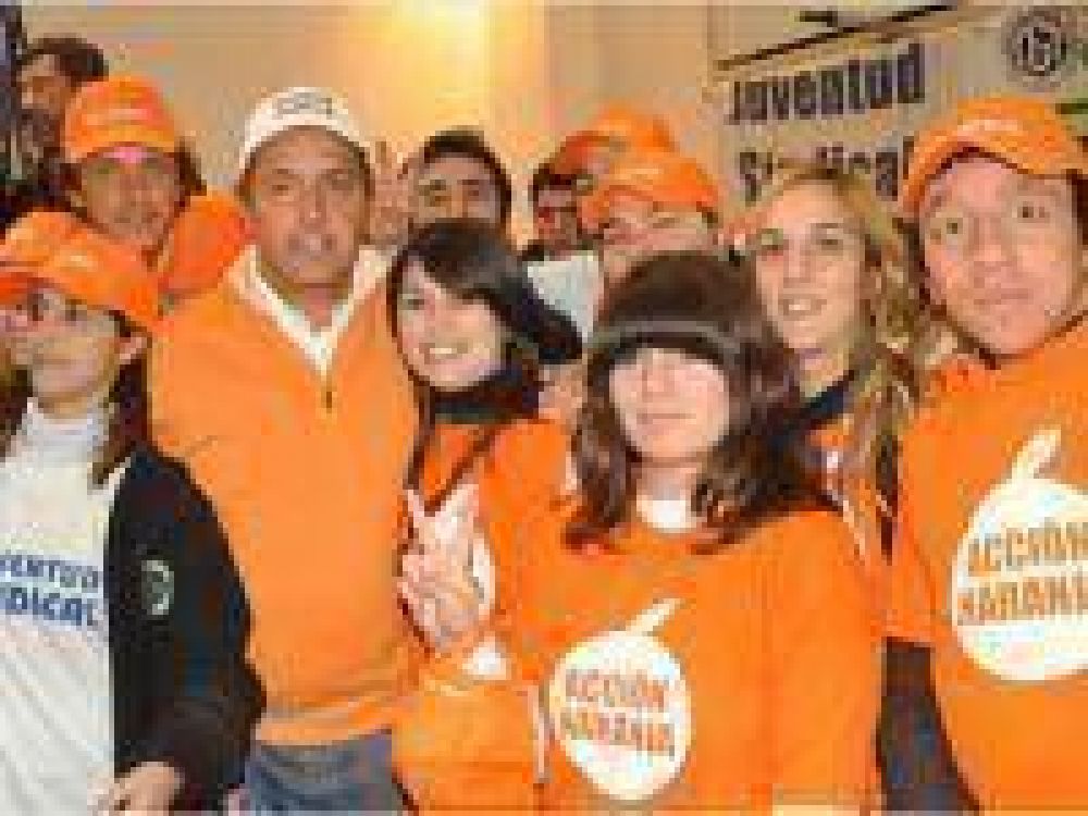 J�venes sciolistas de Gonzales Chaves junto al Gobernador en Olavarr�a