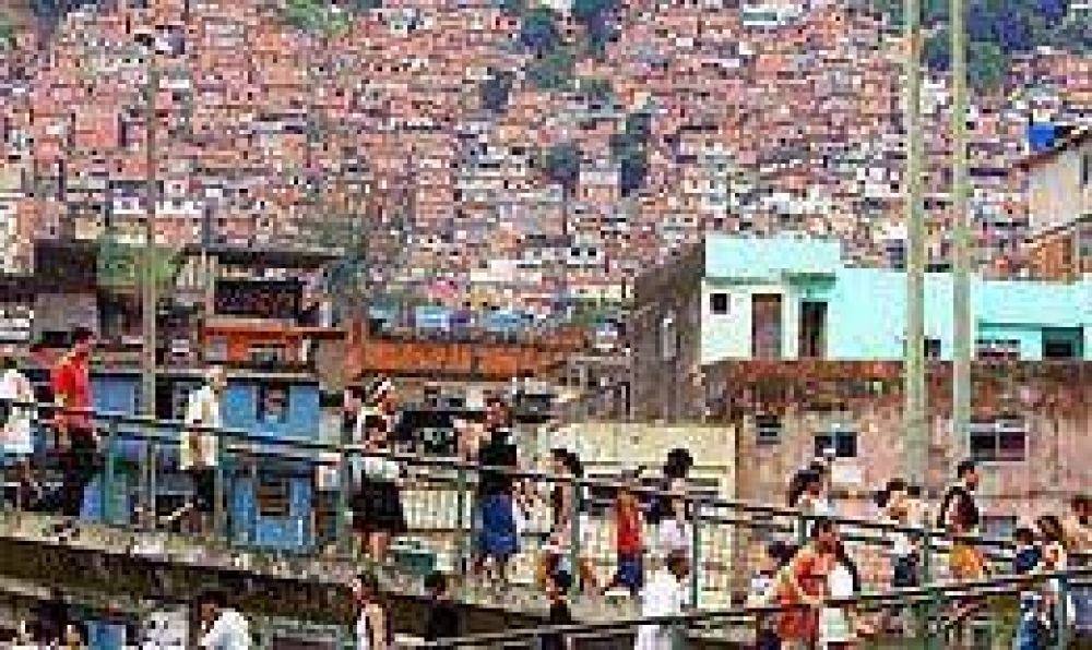 Construyen en Rio de Janeiro un muro para contener la expansi�n de una favela