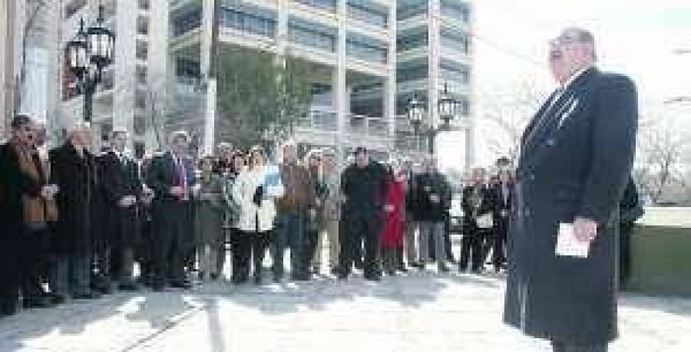 La c�pula bloquista falt� al acto por Don Leopoldo