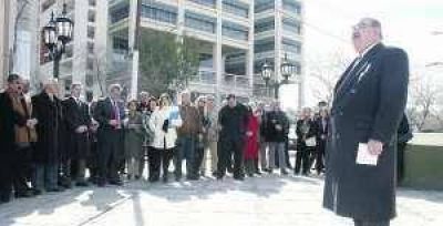 La c�pula bloquista falt� al acto por Don Leopoldo