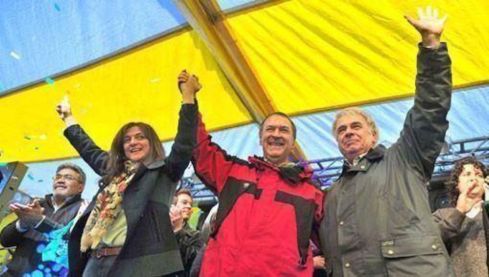 De la Sota finaliz� a todo color con una kerm�s en el Parque