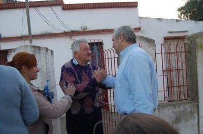 Fabi�n R�os a paso firme camina los barrios de la Capital 