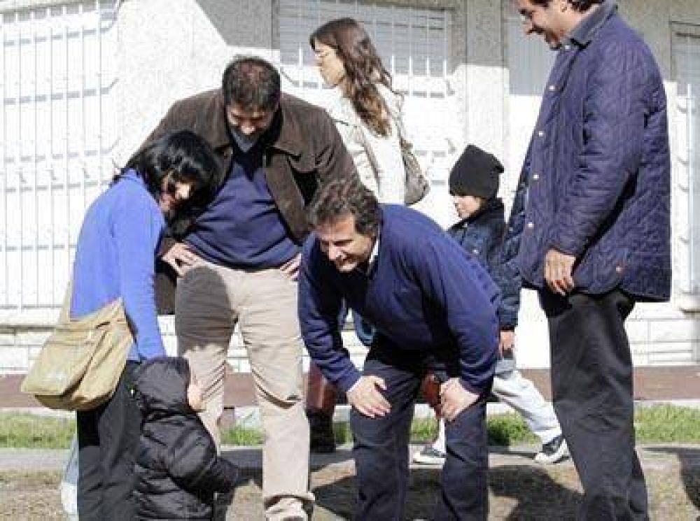 Pulti casa por casa, dialoga con vecinos