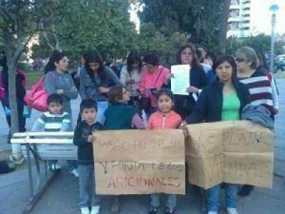 Familiares de polic�as se reunieron frente a la Central de Polic�as en reclamos mejoras salariales