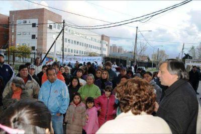 �La prepotencia y el maltrato a la gente se terminar�n en octubre�; afirm� Daniel Gurzi en una recorrida realizada en la villa El Monte-Matadero