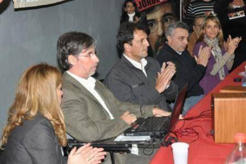 Los Socialistas brindaron su apoyo a Sergio Massa   