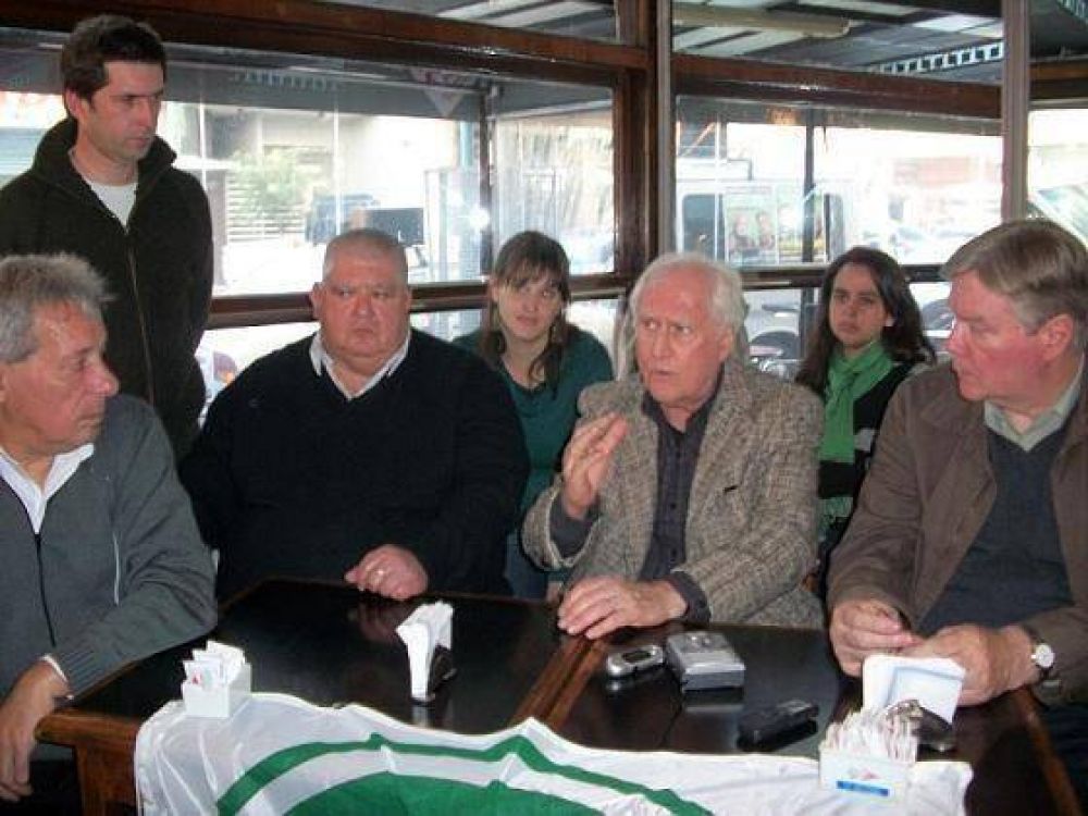 Pino Solanas recorri� Vicente L�pez para dar respaldo a sus candidatos