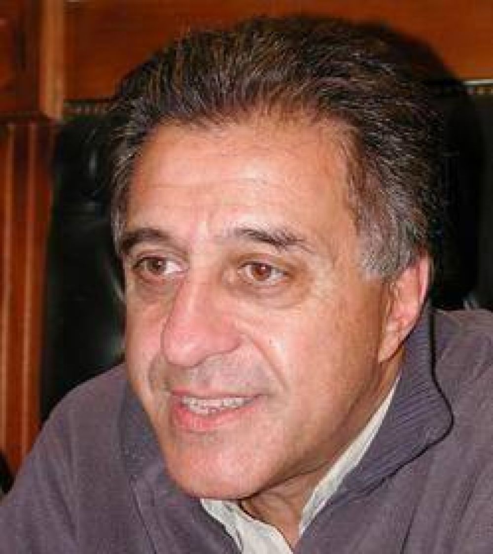 El candidato a diputado nacional por el Frente de Izquierda, N�stor Pitrola visit� ayer Campana