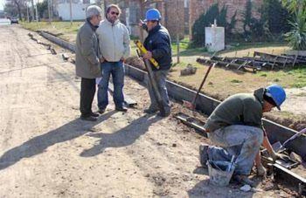 Obras de cord�n cuneta en la zona del barrio Amosba