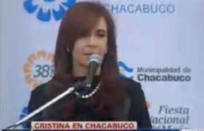 Cristina en Chacabuco: "En un mundo en ca�da libre, Argentina est� de pie"  
