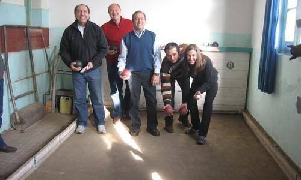 Los precandidatos a intendente jugaron a las bochas 