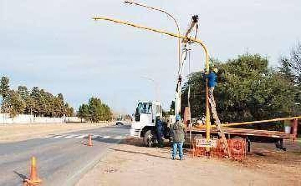 M�s sem�foros instala la Municipalidad en cruce de avenidas, ahora con pulsador para peatones