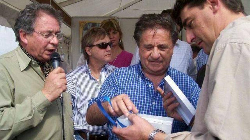 Busti le sac� el archivo a intendente urribarrista