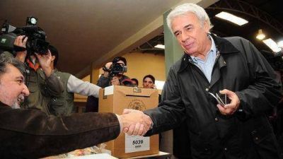 Gan� De la Sota en C�rdoba por amplio margen y se distanci� del Gobierno nacional