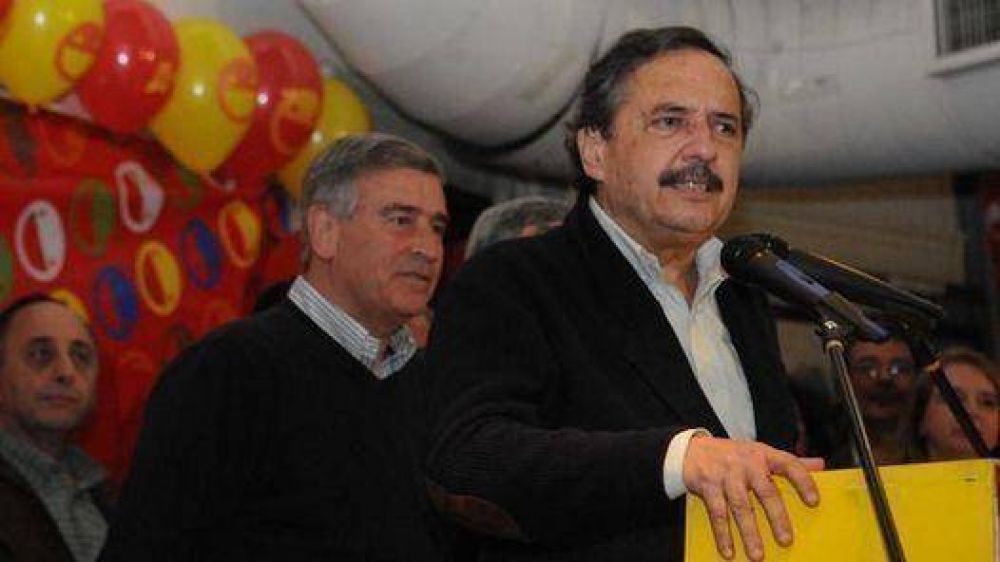 Junto a Alfons�n, Aguad reconoci� el triunfo de De la Sota