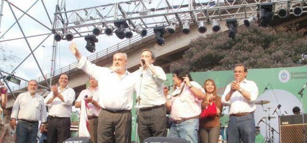Ricardo Alfons�n fue recibido por una multitud en la costanera capitalina