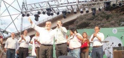 Ricardo Alfons�n fue recibido por una multitud en la costanera capitalina