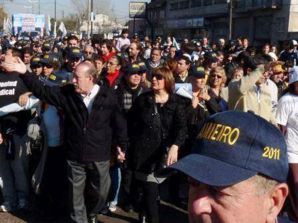 Multitudinaria caminata de Osvaldo Amieiro por las calles de Virreyes 