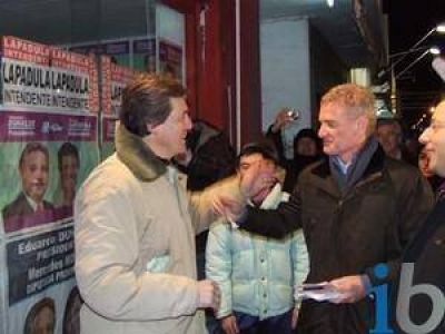 DE NARVAEZ ESTUVO OTRA VEZ EN BALCARCE Y RECORRIO LAS CALLES ENTREGANDO BOLETAS