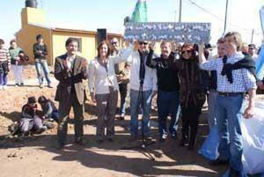 56 familias de Moquehu� accedieron a su casa propia con el Plan Federal 