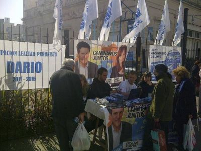 AGRUPACION "LEALTAD PERONISTA" ENTREGO BOLETAS EN EL CENTRO DE LANUS Y ASESORO A LOS VECINOS