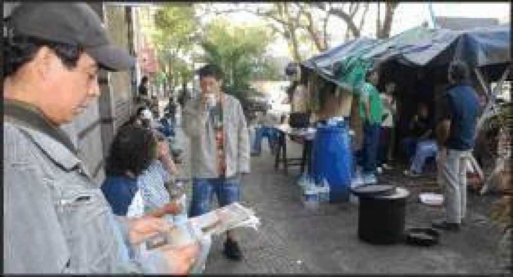 Cesperos afectados por la represa contin�an apostados frente a la EBY