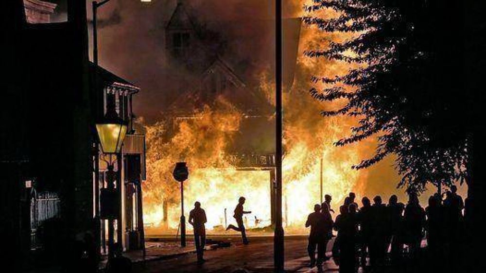 Se extienden a m�s barrios de Londres los incendios y saqueos