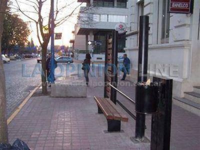 Minibuses: empezaron a construir las garitas