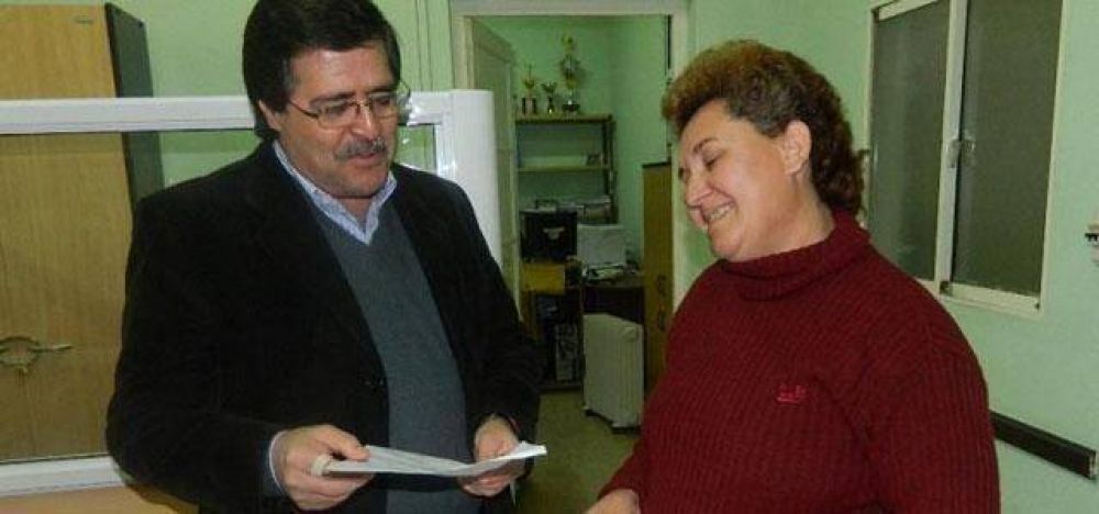 El Gobierno Provincial don� computadoras a la Biblioteca del barrio Santa Teresita