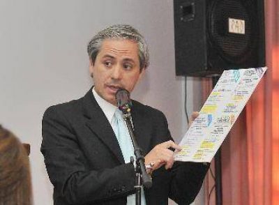 La polic�a desaloj� al intendente Del Castillo