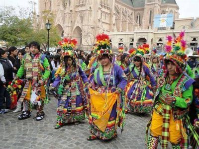 LUJ�N - MILES DE FIELES Y TURISTAS SE ACERCARON A  DISFRUTAR DE LA 55� PEREGRINACI�N DE RESIDENTES BOLIVIANOS