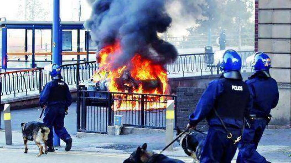 Los disturbios se expanden a varias ciudades en Gran Breta�a