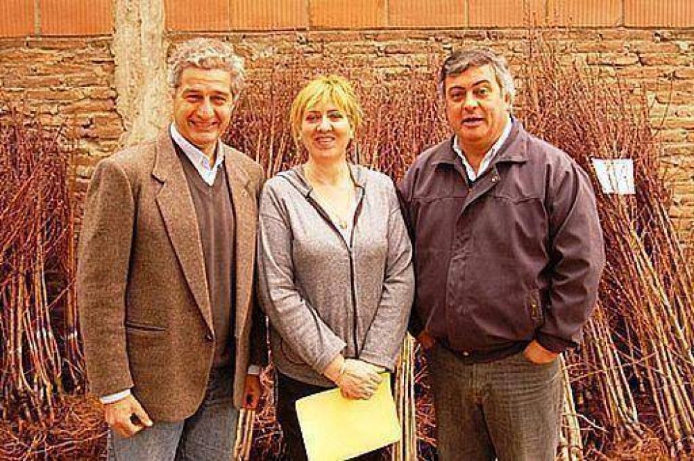 El intendente Carlos Selva entreg� m�s de 3.100 plantas a los productores de duraznos
