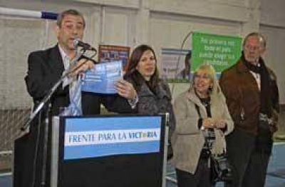 Ferraresi y los candidatos de su lista, con vecinos de Wilde, Isla Maciel y Dock Sud