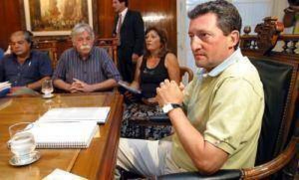Giaco subir� sueldos antes de las elecciones 
